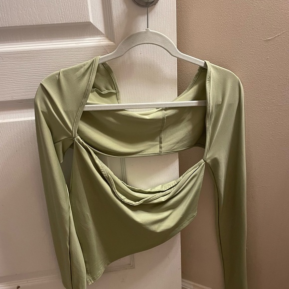 Green going out top - Picture 2 of 3